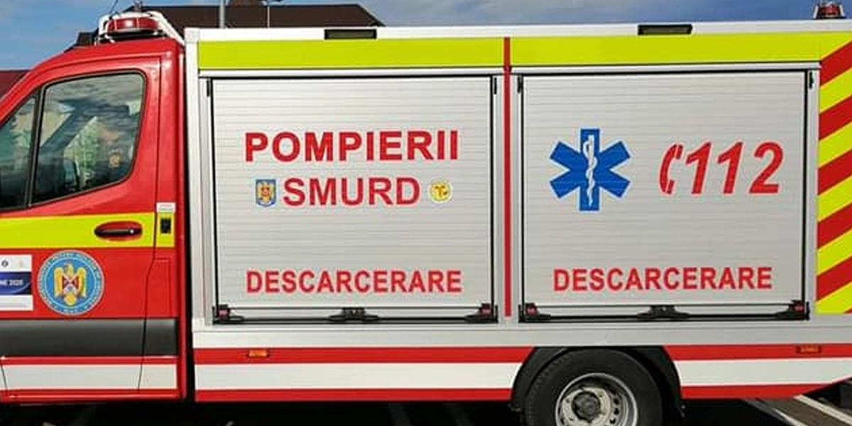 Accident rutier în Bistrița: trei persoane au fost rănite, după ce o maşină s-a izbit de un cap de pod.