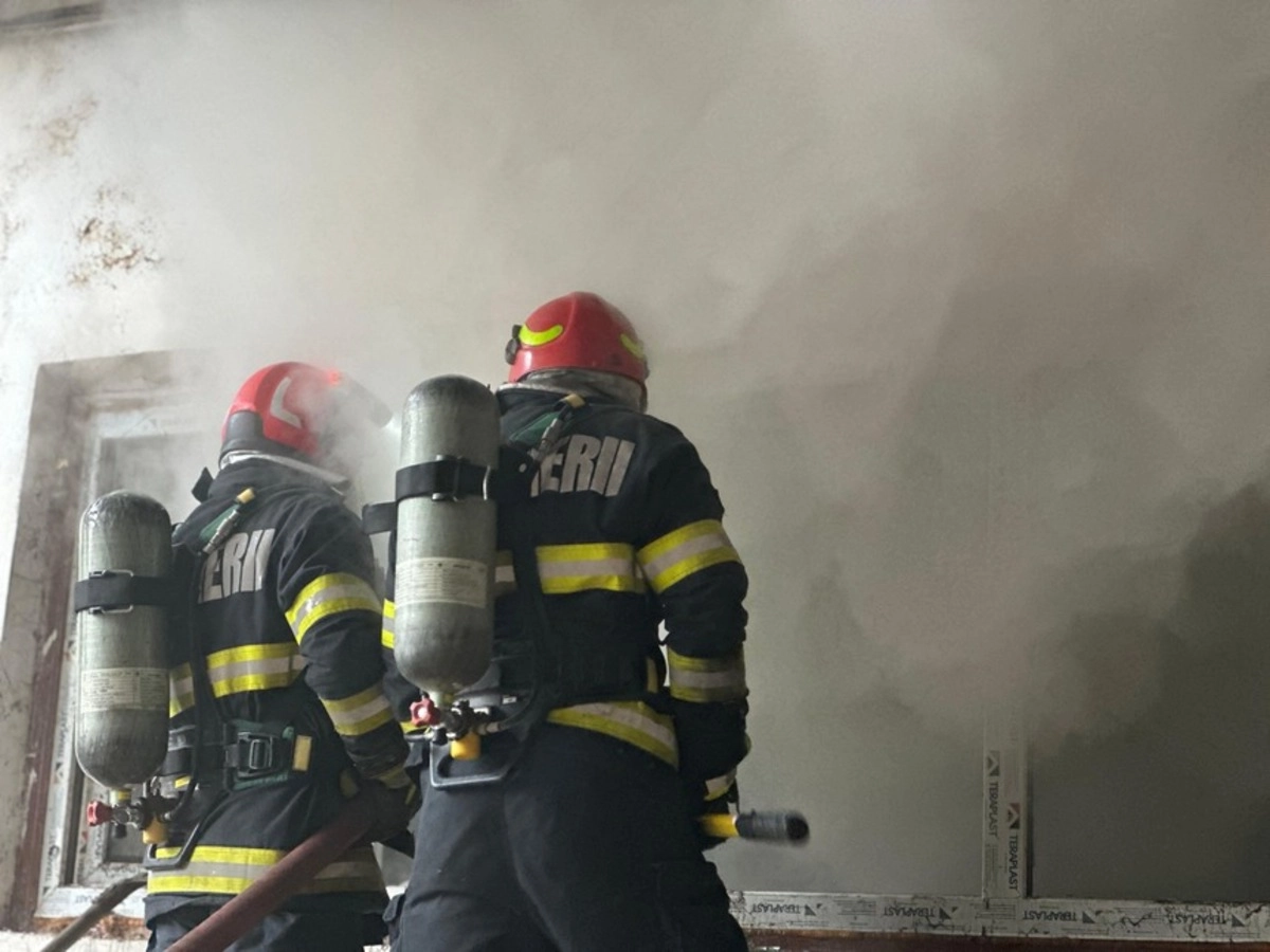 Foc și panică la Botoșani: Două femei au tras o sperietură pe cinste după ce casa le-a fost cuprinsă de flăcări