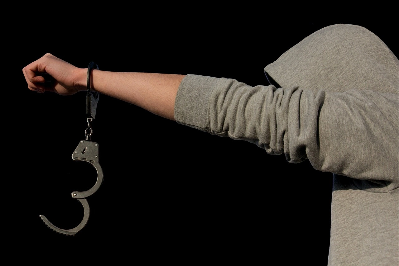 Un jihadist adolescent care plănuia să atace Parlamentul European, ambasade şi alte instituţii a fost arestat