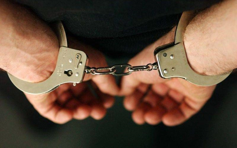 Bărbat din Târgu Jiu, reţinut după ce a pretins că este avocat şi a indus în eroare persoane cărora le promitea redobândirea permiselor de conducere în instanţă
