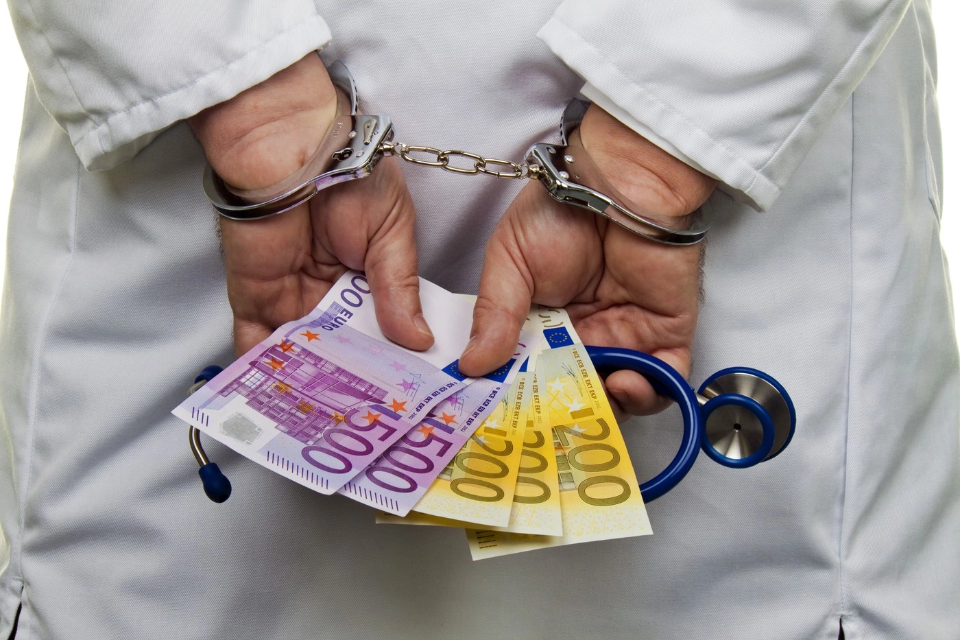 O doctoriță a fost reținută de procurori: Lua mită pentru a da concedii medicale, fără un motiv justificat