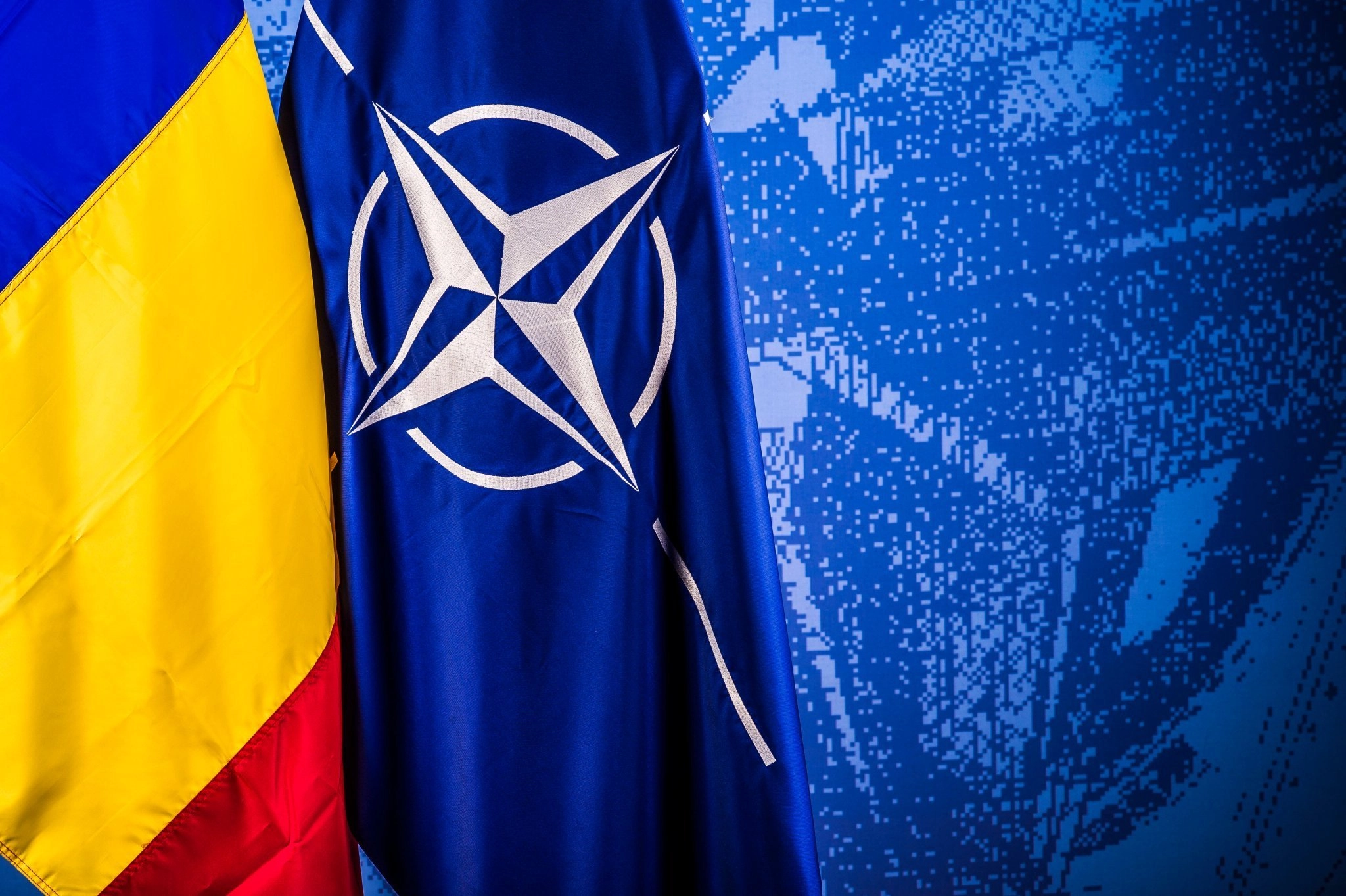 Sondaj – Românii au cea mai mare încredere în NATO, apoi în UE. Ce părere au despre Trump, Zelenski și Putin