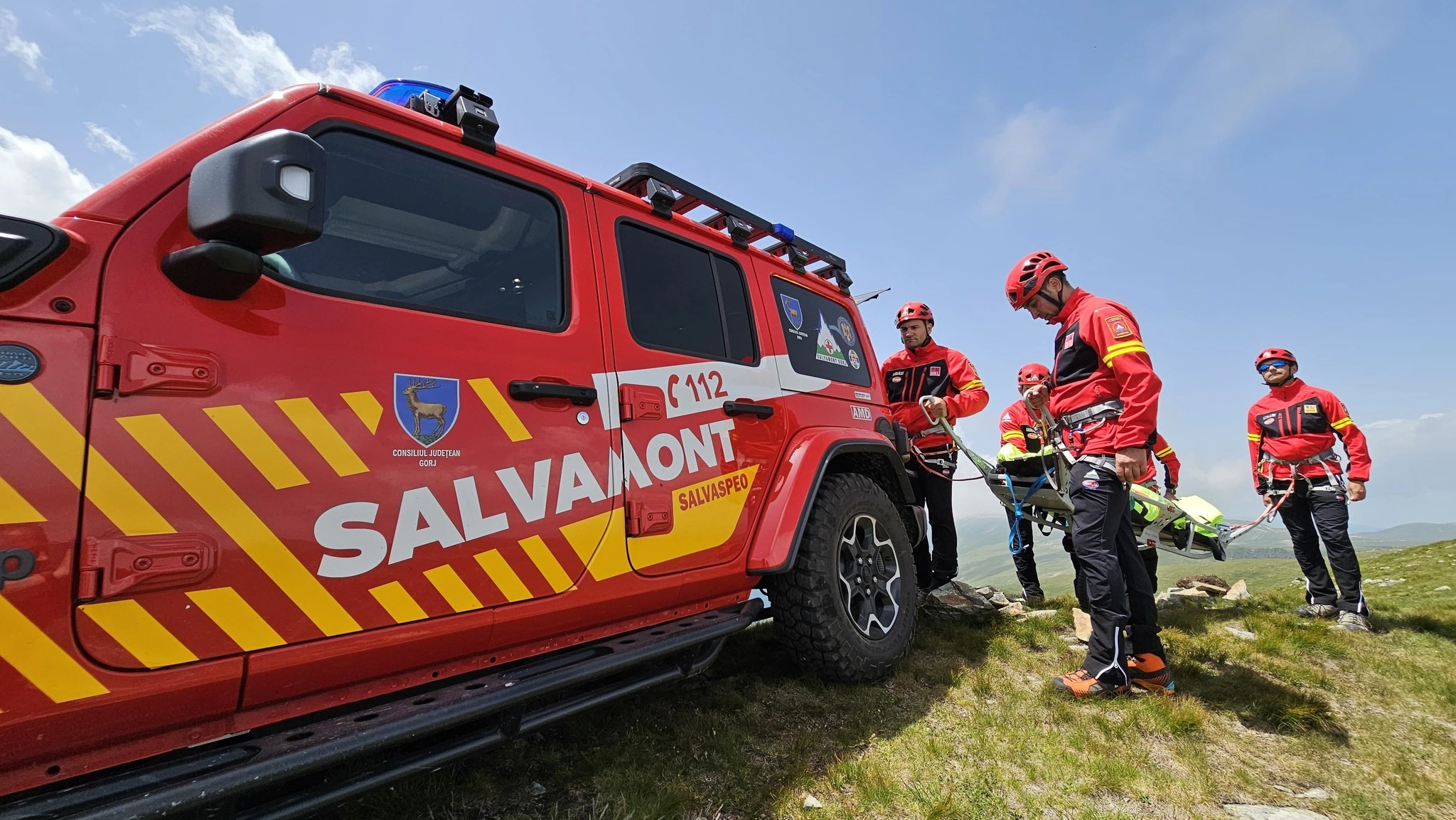Acţiune a Salvamont pentru recuperarea unui turist german care s-a accidentat pe munte – Acesta a căzut cu motocicleta pe un traseu montan abrupt, în timp ce cobora de pe munte