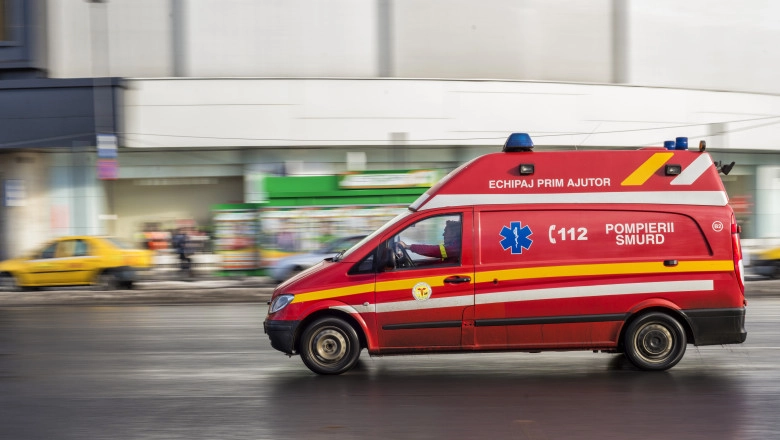 Intervenţie a pompierilor după ce a fost anunţat miros înţepător într-un magazin din Baia Mare. Patru persoane, evaluate medical