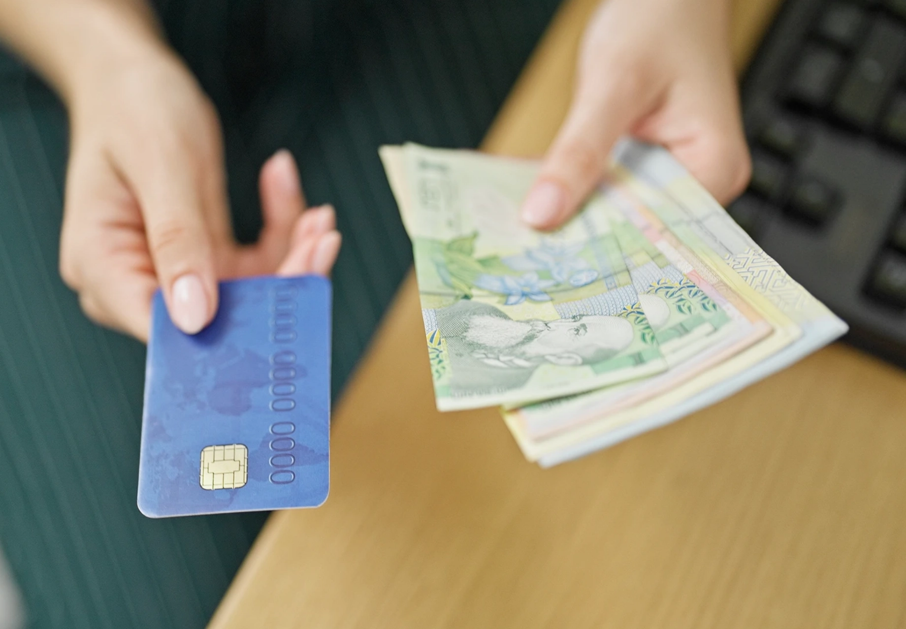 'Numerarul este sfânt'. Este reacția unui profesor universitar, după recomandarea BCE de a ține bani cash în casă