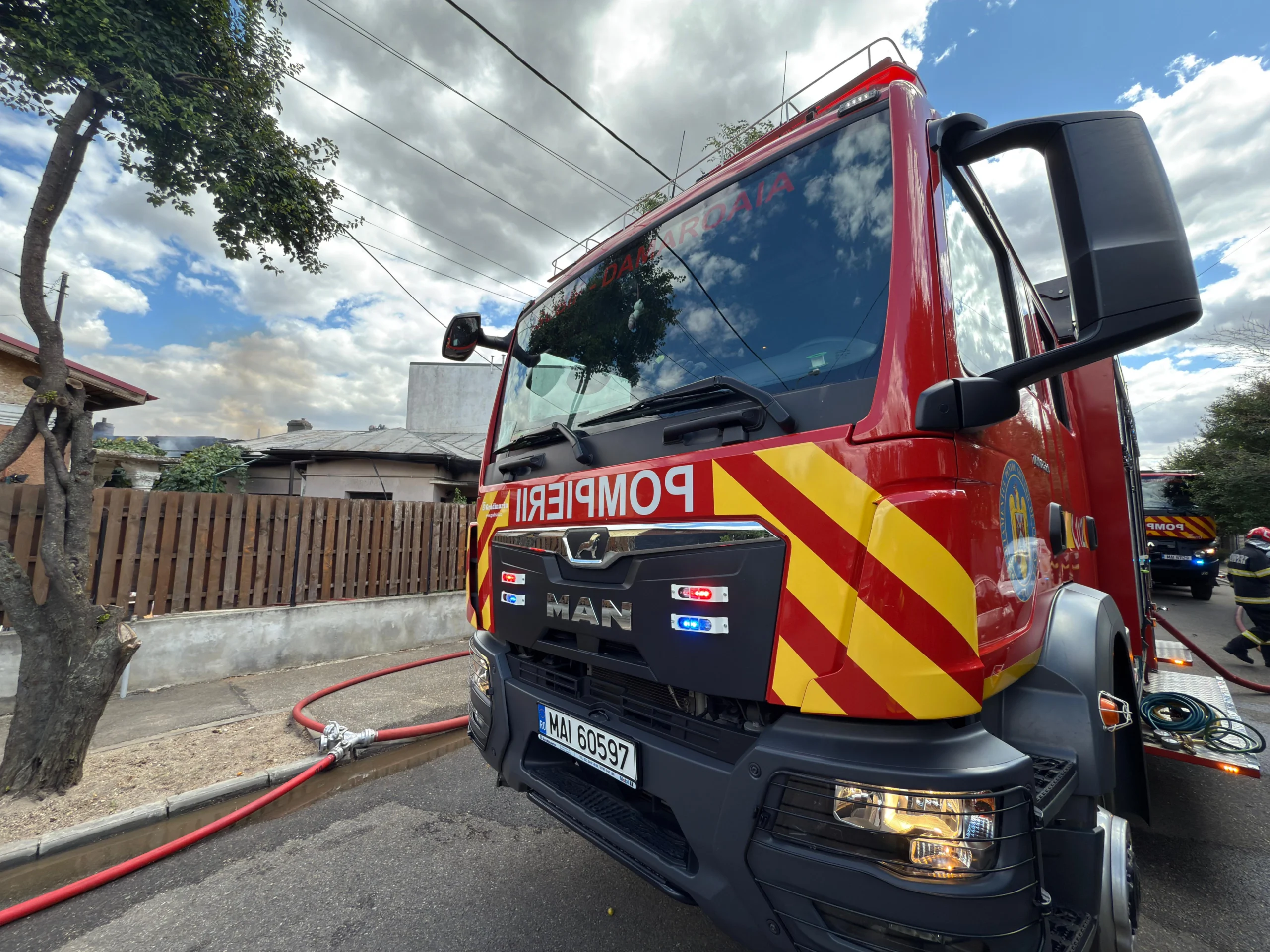 Incendiu în județul Galați – O hală de producţie de peleţi din localitatea Şendreni a fost distrusă