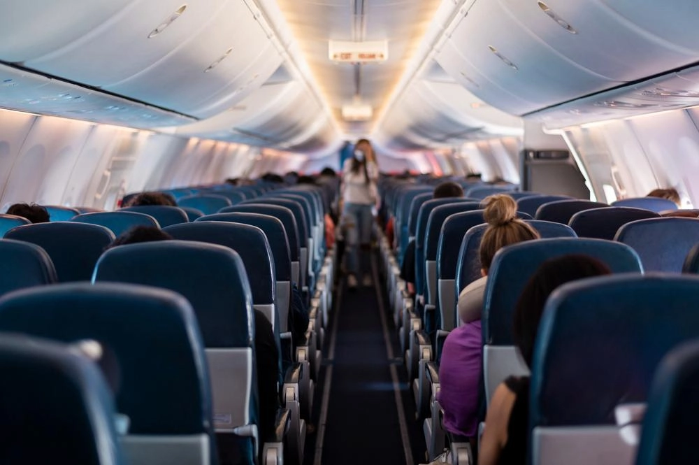 INS: Transportul aerian de pasageri a cresut în primul semestru din 2025