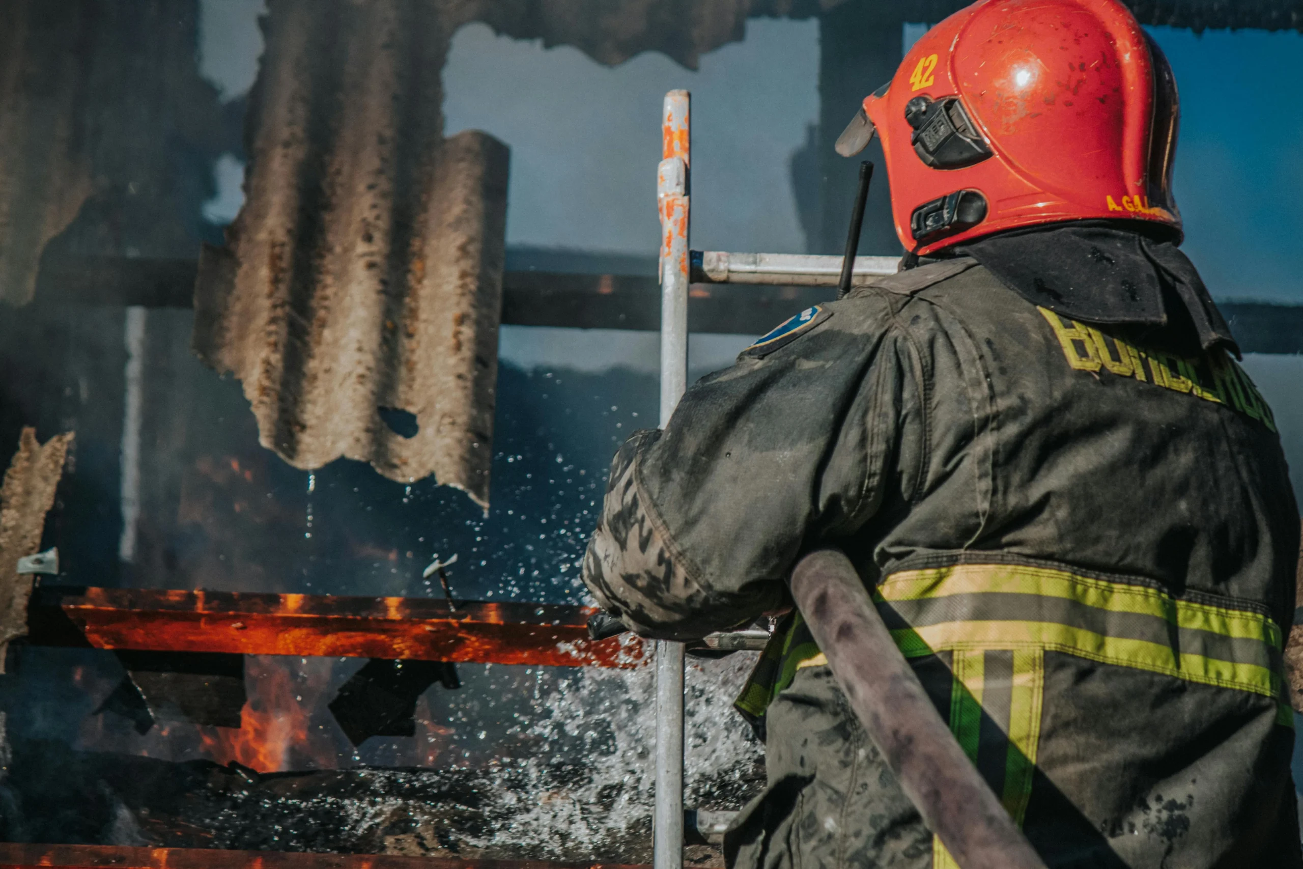 Incendiu în inima Iașiului: focul izbucnit într-un apartament a blocat liniile de tramvai