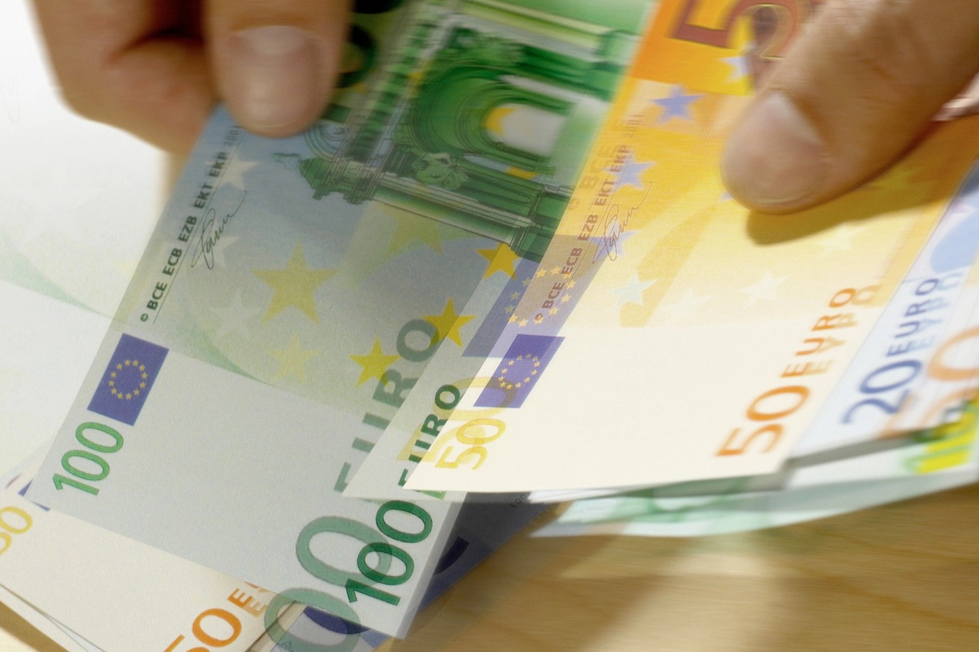 BCE impune reguli mai stricte băncilor mici pentru împrumuturile neplătite