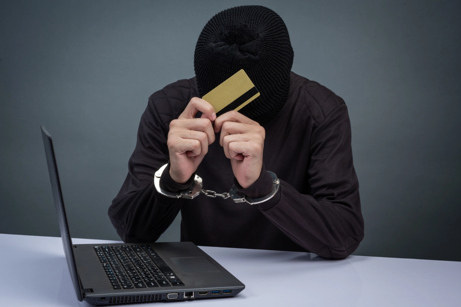 Câștiguri doar pe hârtie: Două persoane au fost păgubite prin promisiuni false de investiții