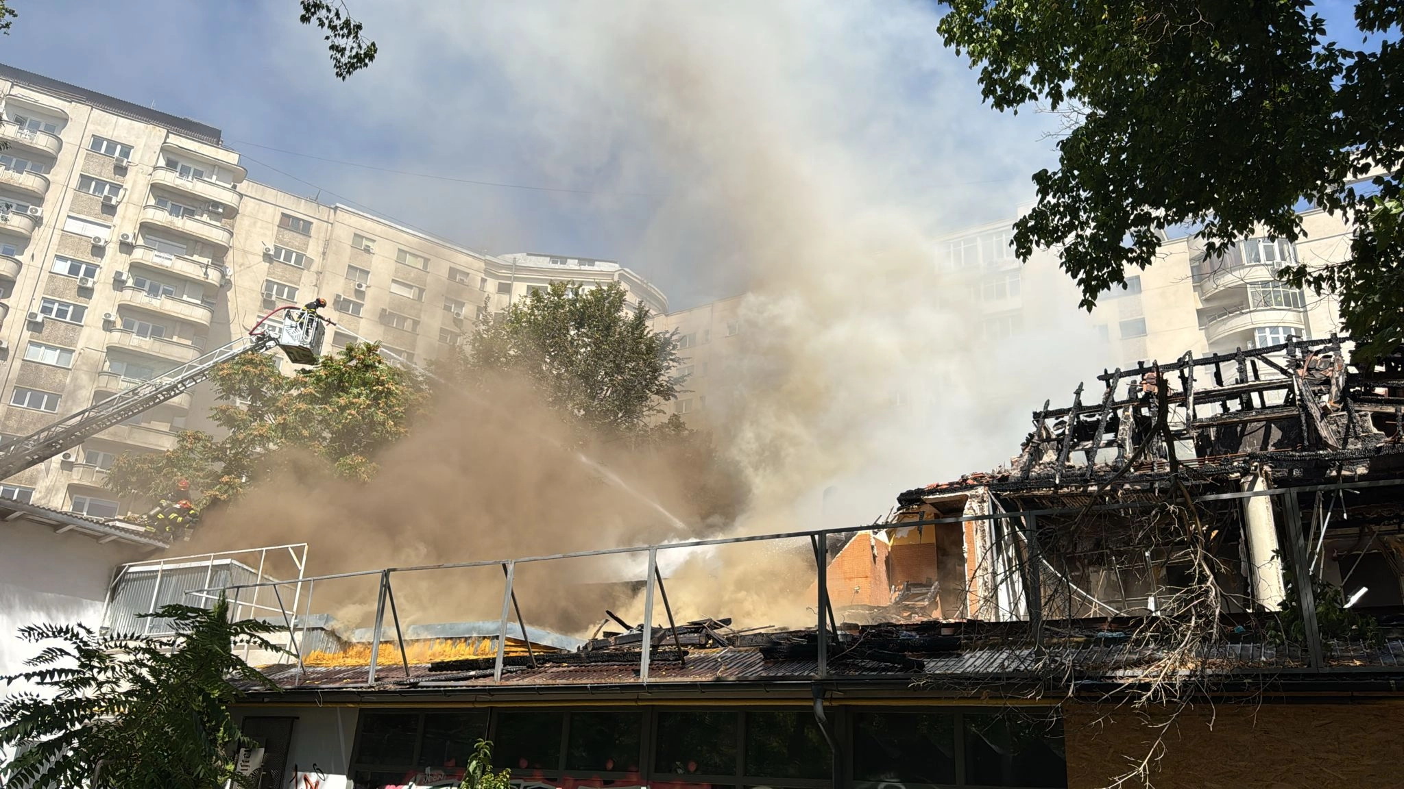 Zeci de muncitori ai unui producător de prefabricate pentru construcţii s-au autoevacuat din cauza unui incendiu
