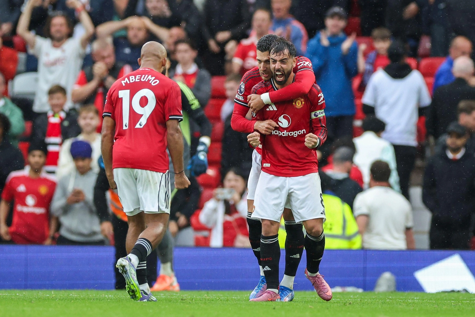 Manchester United a câştigat confruntarea cu Chelsea: Scorul a fost de 2 la 1 – Meci cu două eliminări