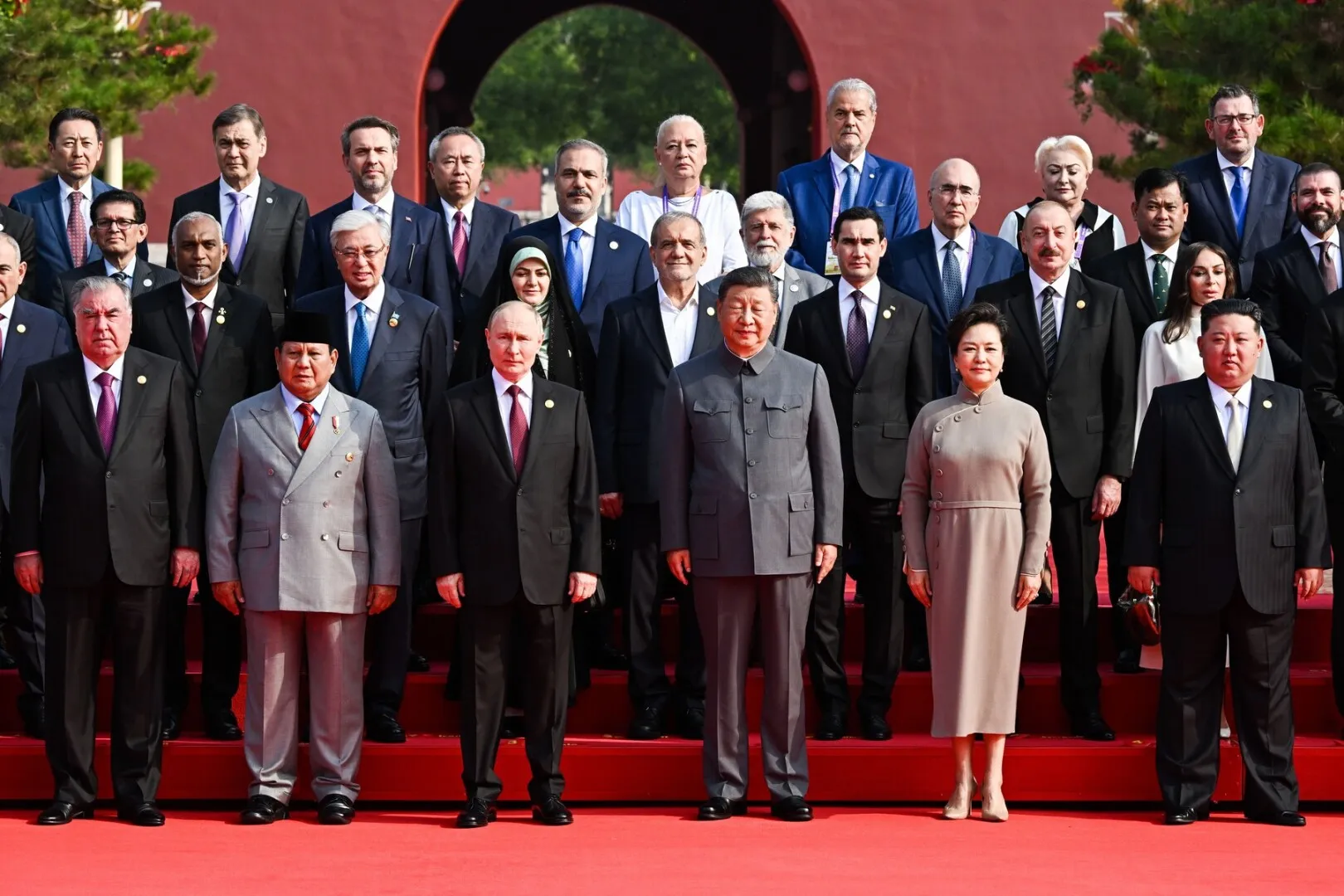 Presa din Rusia tratează pe larg vizita Vioricăi Dăncilă și a lui Adrian Năstase, la Beijing: Sunt prezentați drept lideri importanți ai României, cu o viziune diferită