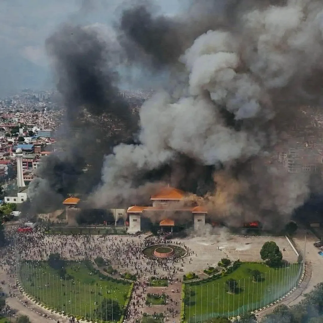 VIDEO A început 'Revoluția Generației Z' – Premierul a demisionat, iar Parlamentul este în flăcări: Situația în Nepal se complică
