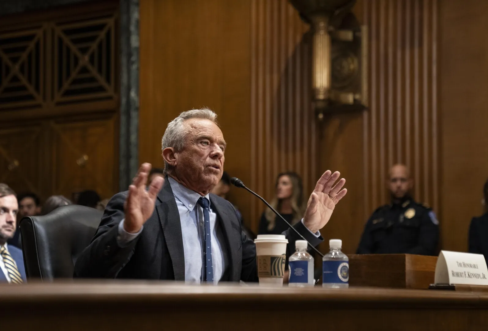 Bătălia pentru vaccinuri s-a mutat în Senatul SUA. Sub tirul criticilor, inclusiv republicane, Robert F. Kennedy Jr. îşi apără politicile controversate. Democraţii şi grupurile profesionale îi cer demisia, JD Vance şi Casa Albă îl susţin