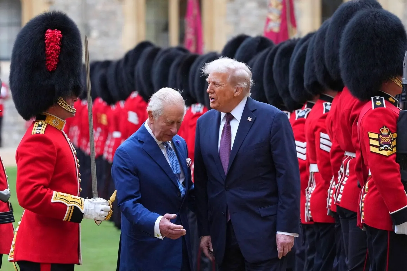 Donald Trump a încălcat protocolul regal la întâlnirea cu regele Charles. Președintele american a comis mai multe greșeli