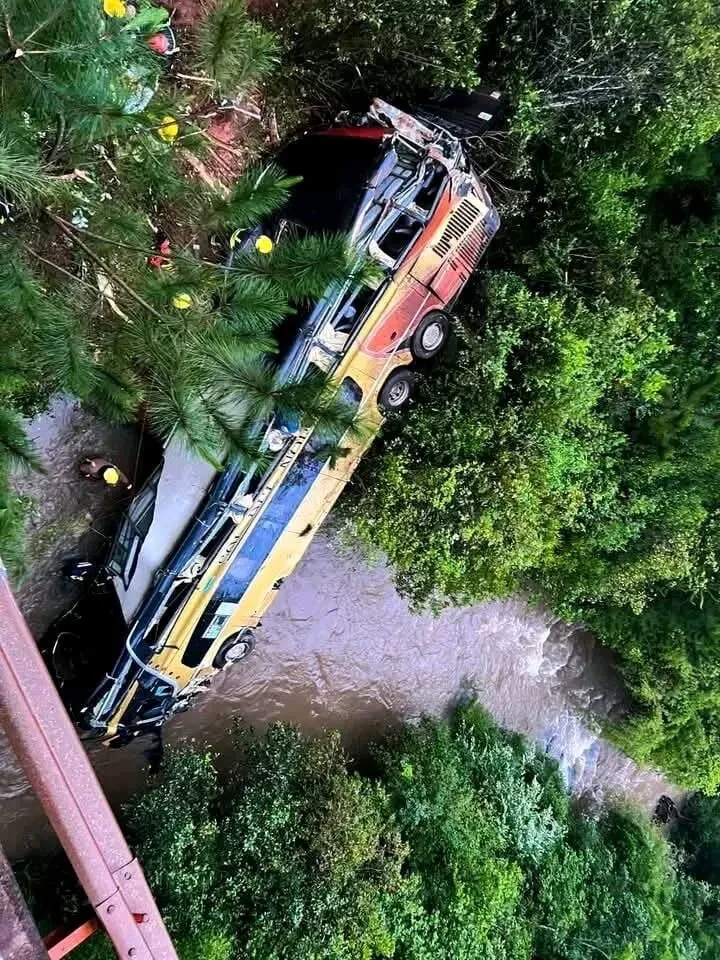 VIDEO/FOTO Tragedie în Argentina – Zeci de victime după ce un autocar s-a prăbușit de pe un pod