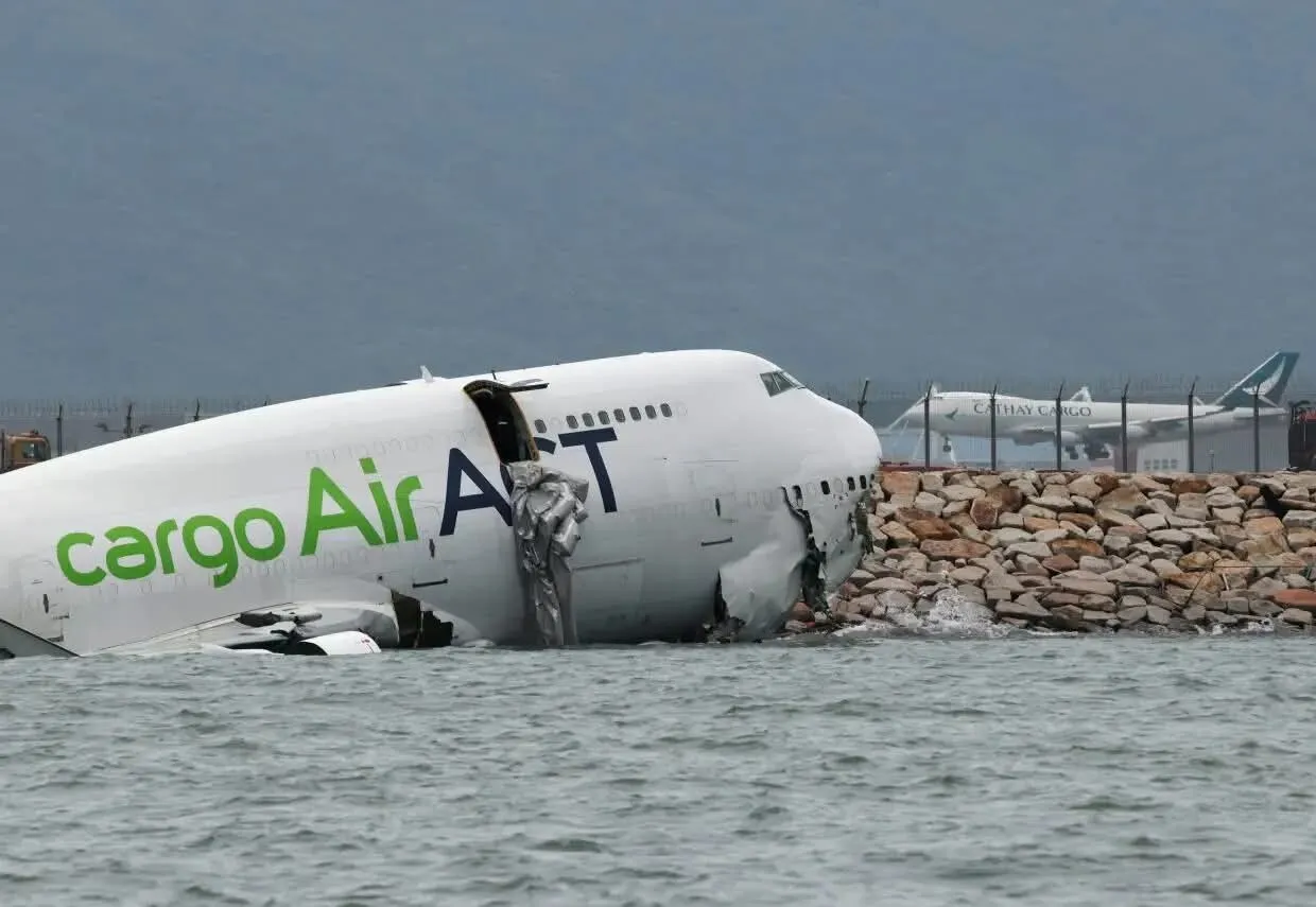 VIDEO Accident groaznic: Un avion Boeing lovește o mașină la aterizare și se rupe efectiv în două, apoi s-a prăbușit în mare