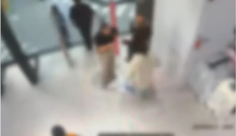 VIDEO – Scene violente într-un mall din București: două femei au furat haine și au atacat angajatele