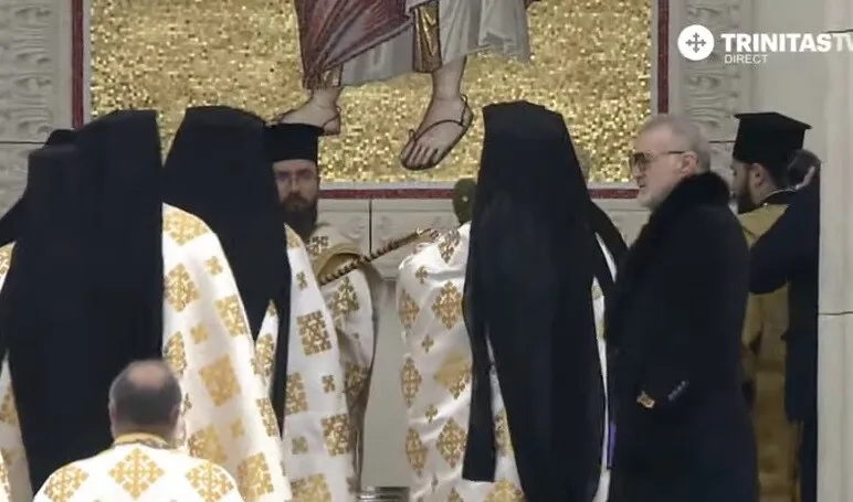 VIDEO Gigi Becali i-a uimit pe cei doi patriarhi: Este singurul civil care stă lângă ei la sfințire