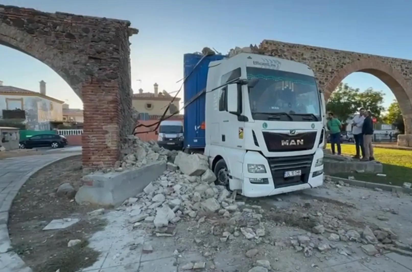 VIDEO 'Dorel' lovește în Spania: un șofer român a intrat cu camionul direct într-un vestigiu istoric, ghidat de GPS