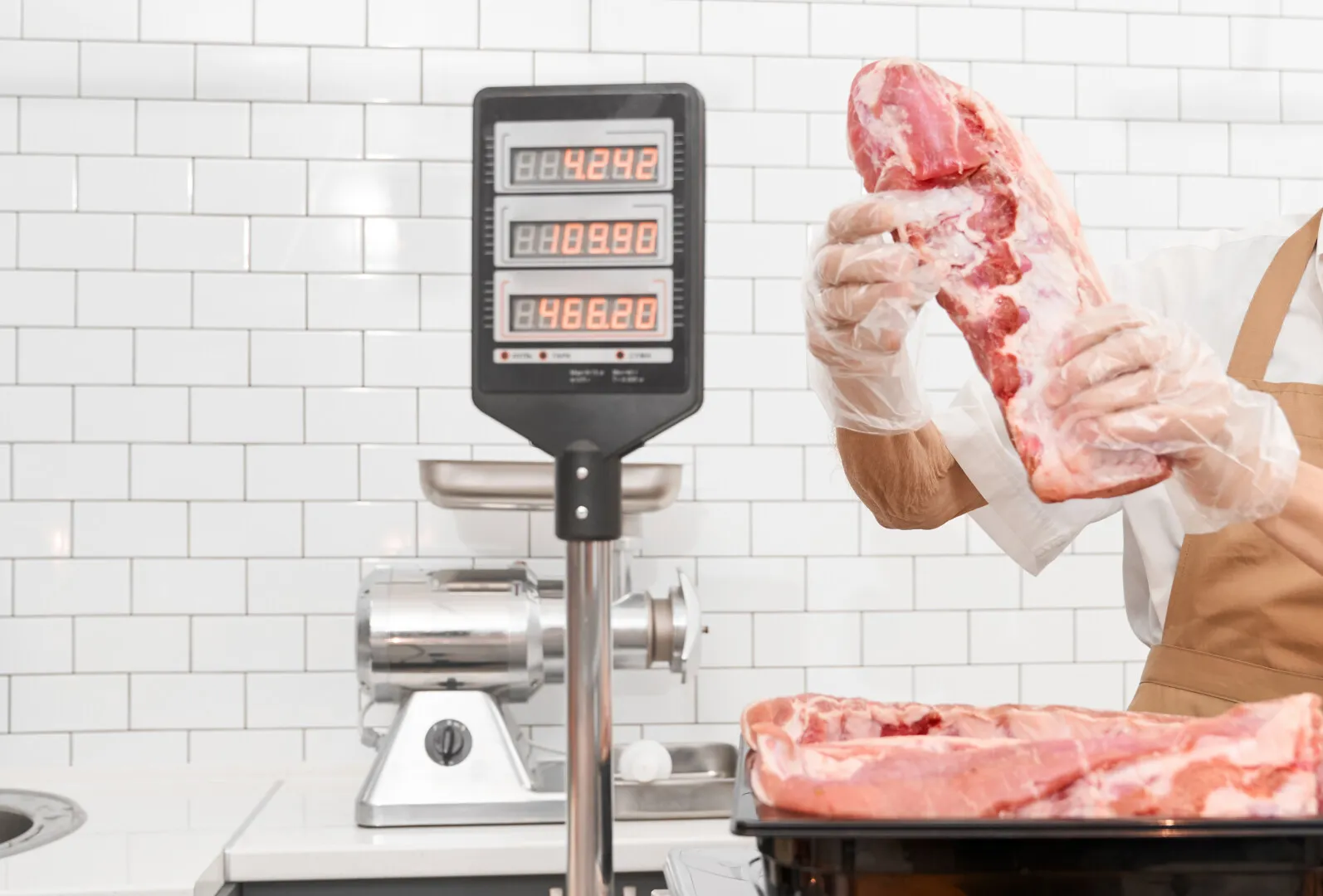 Alertă alimentară: Aproximativ două tone de carne de porc posibil infectată cu pestă porcină africană, retrase de la comercializare