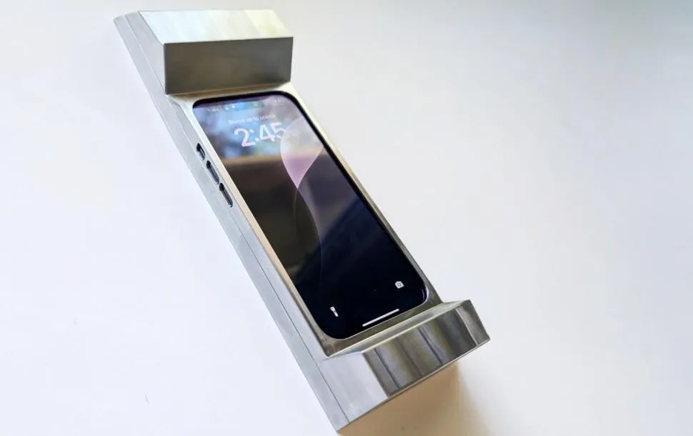A fost creată cea mai grea husă de telefon. Are trei kilograme și este concepută să descurajeze dependența de mobil
