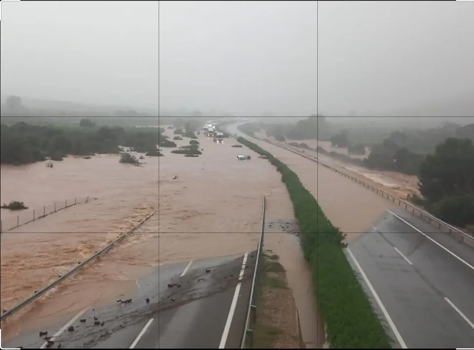 VIDEO Cod roșu de prăpăd în Spania! 180 de litri de ploaie pe metru pătrat în doar 12 ore – 'Evacuați zonele de risc!'
