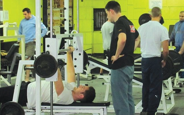 Dr. Caius Işfănescu: Întâlnesc frecvent patologii la nivelul umărului, genunchiului sau coloanei cauzate de ridicarea de greutăţi la sală – Instructorul nu are chiar atât de multe cunoştinţe de kinetoterapie, încât să ajusteze pentru fiecare om un program