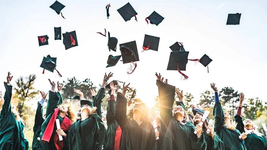 Ironii și comentarii la propunerea de a obliga studenții să aibă două masterate pentru a putea preda la gimnaziu sau liceu: 'Universitarii au nevoie de bani'