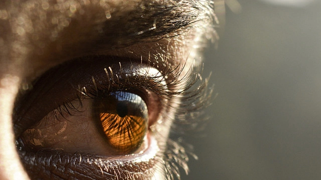 Un implant ocular inovator a redat vederea pacienţilor cu degenerescenţă maculară