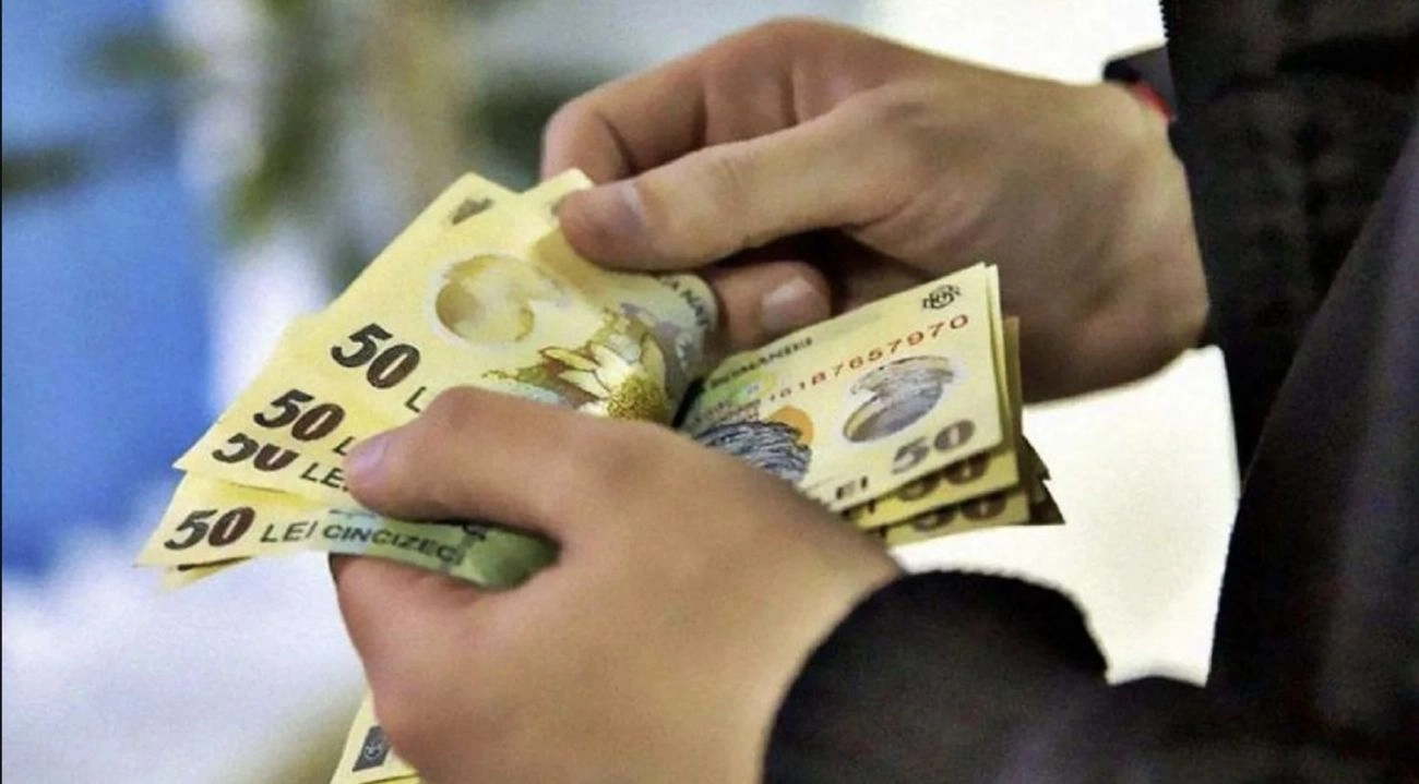 Săptămână decisivă pentru salariul minim: Guvernul Bolojan decide dacă îl îngheață sau îl majorează / PSD avertizează asupra riscului de sancțiuni europene