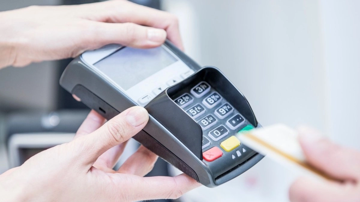 Probleme la plata cu cardul, în România! Mulți dintre clienții băncilor n-au putut achita la POS și nici n-au putut retrage bani