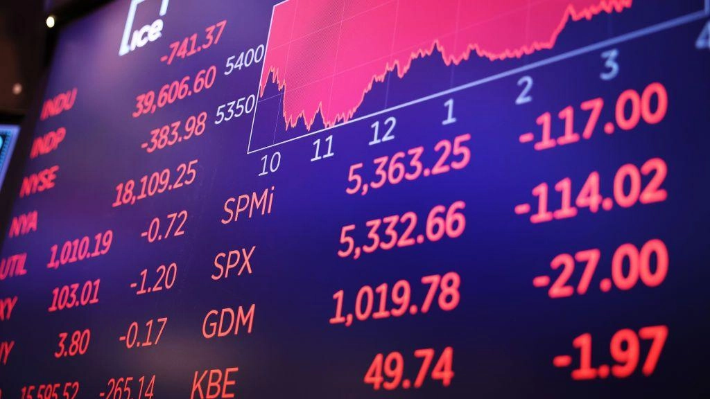 Șoc pe piețele financiare: Wall Street a căzut puternic după explozia prețului petrolului. Scenariul de coșmar, de 100 de dolari pe baril, sperie economia globală