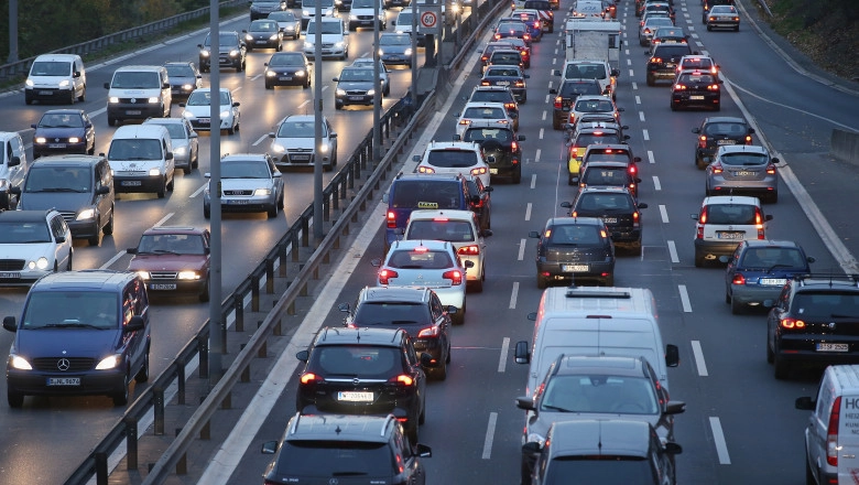 Blocaj la intrarea în Capitală, coloană de 2 kilometri : Accident între trei mașini pe Autostrada A3, în zona Voluntari