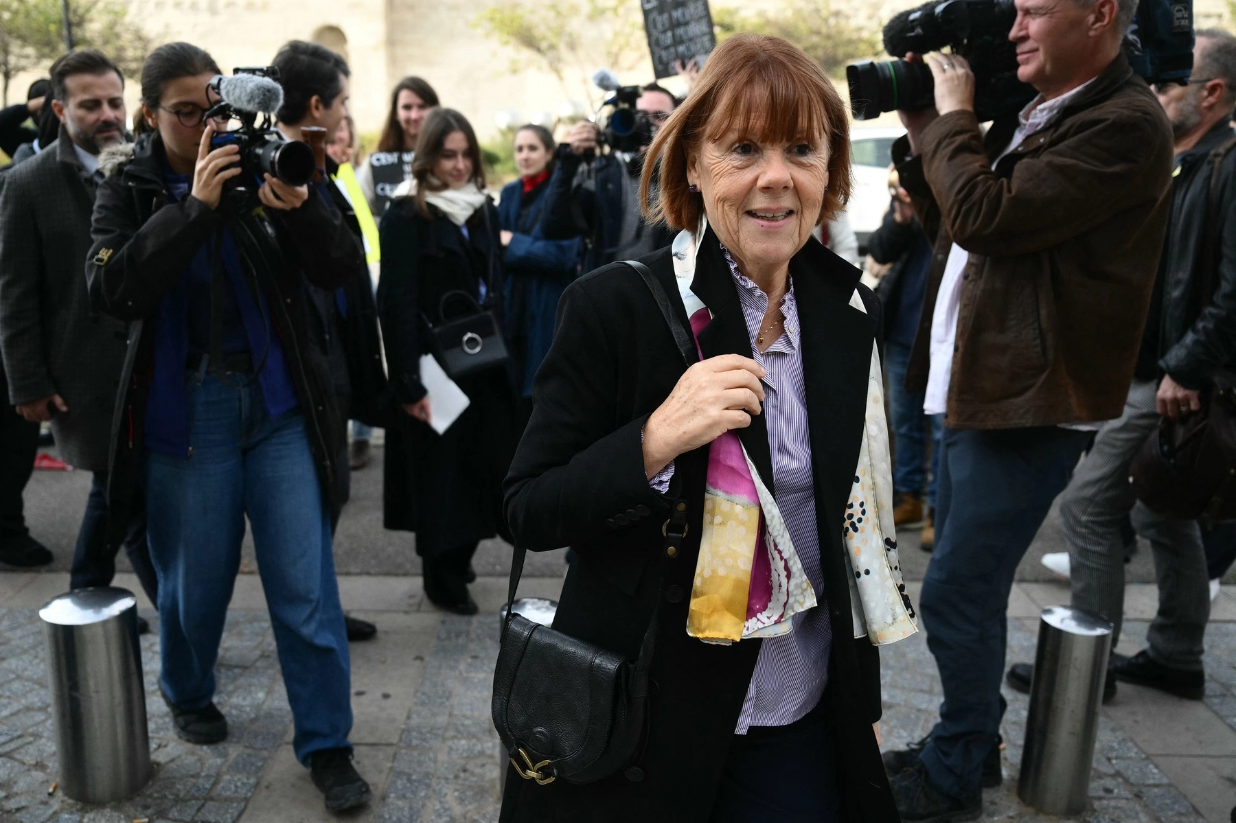 Procesul care a șocat Franța se reia: Femeia violată de zeci de bărbați ajunge iar în instanță