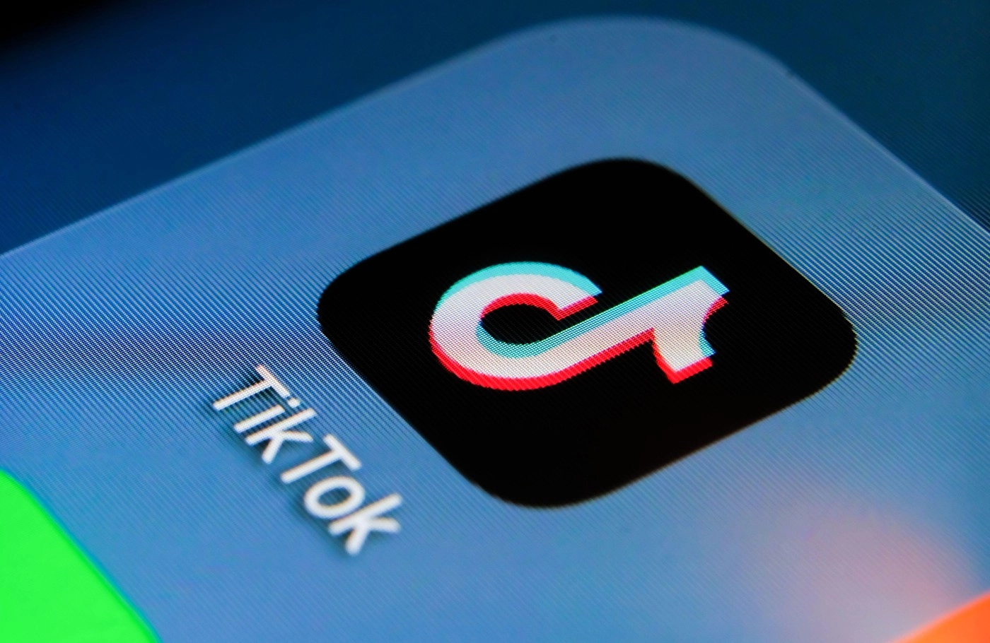 O nouă amenințare bântuie TikTok: videoclipuri false instalează viruși care fură parole — ce spun experții în securitate cibernetică