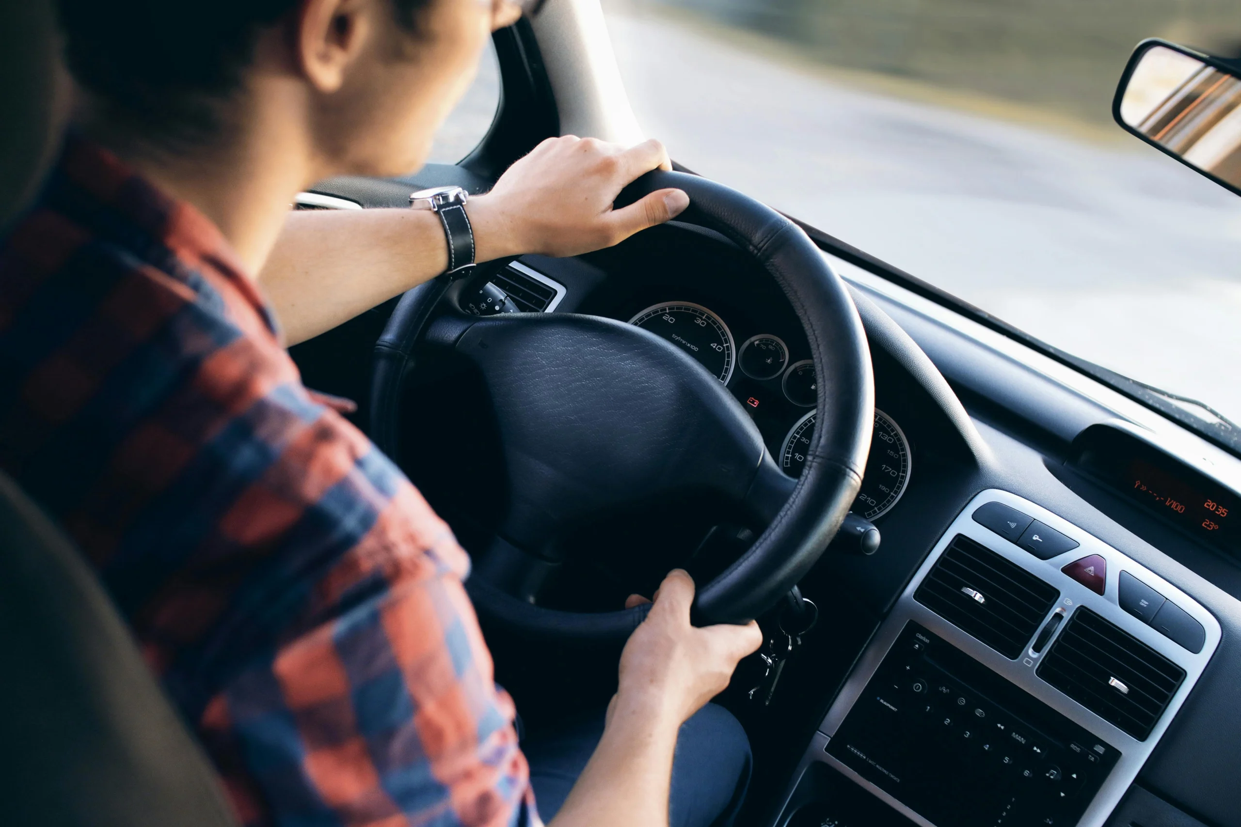 Stai acasă și conduci o mașină reală. Noul proiect care le permite oamenilor să șofeze de pe canapea