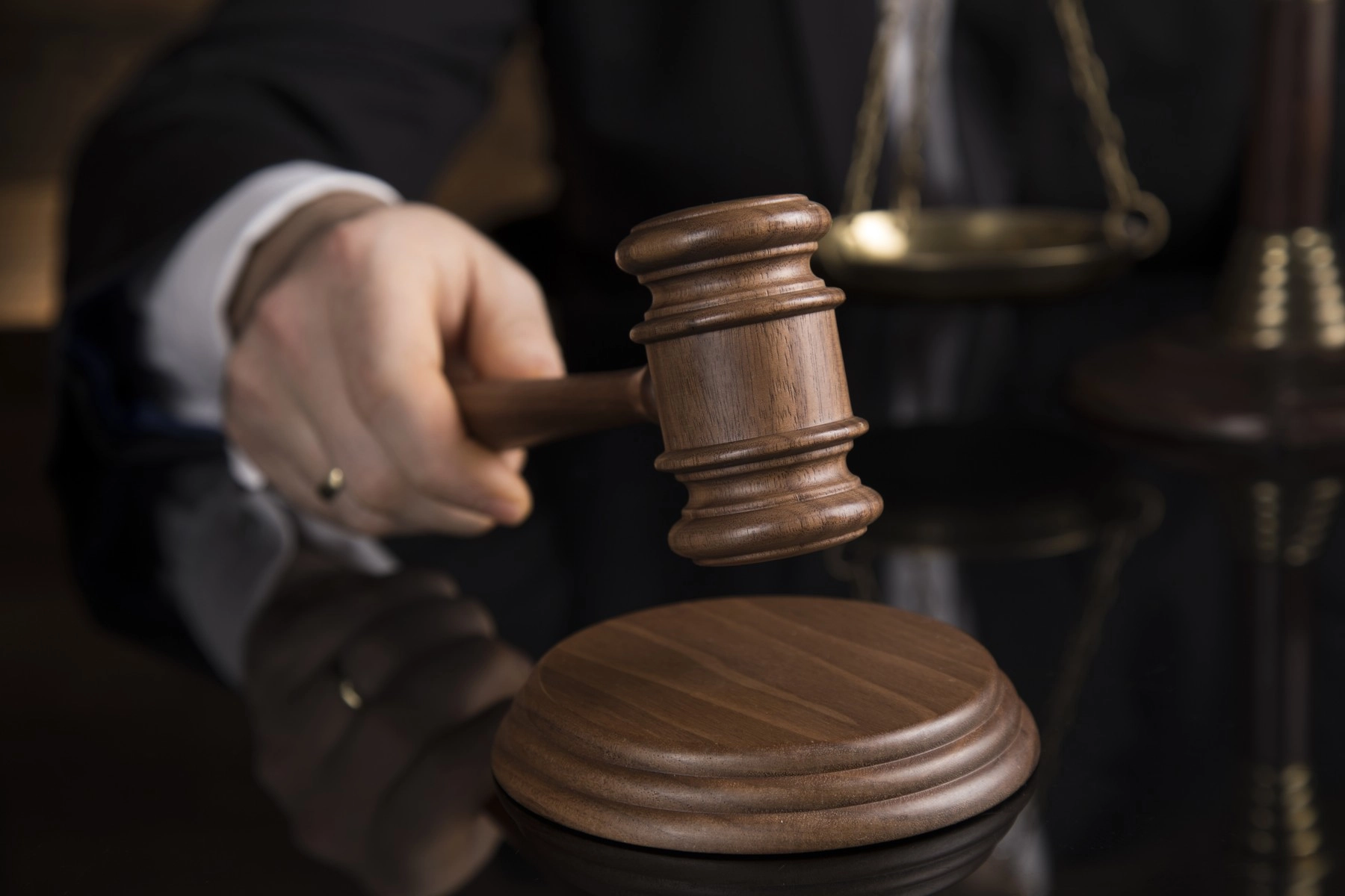 Doi suporteri ai Saint-Étienne condamnați după ce au lovit un arbitru
