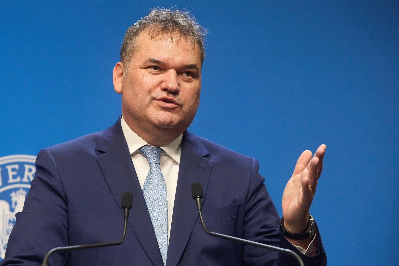 O nouă 'linie roșie' în coaliție: Cseke Attila vrea să-l lase pe Cătălin Predoiu fără prefecți