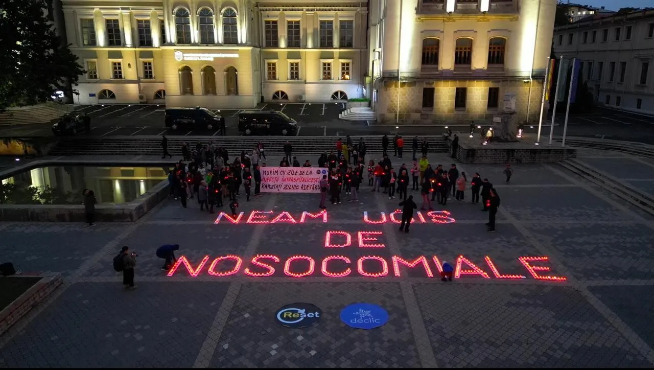 FOTO 'Neam ucis de nosocomiale' – Protest cu 560 de candele la Iași după moartea celor 7 copii / Mesaj dur pentru Ministerul Sănătății