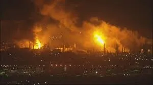 VIDEO Incendiu uriaș la cea mai mare rafinărie de pe coasta de vest a SUA