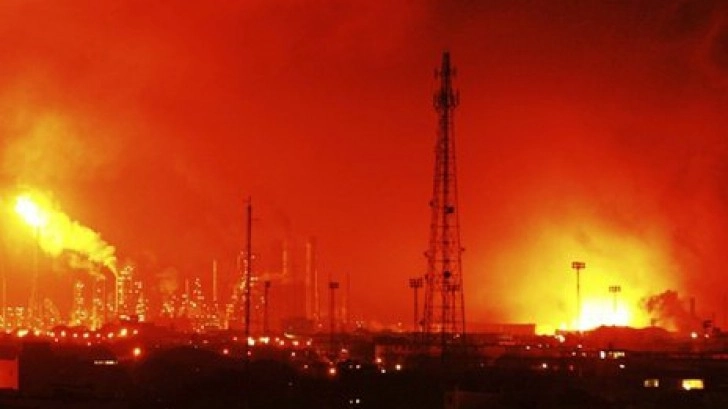 VIDEO Ucraina a lovit la peste o mie de kilometri est de Moscova – O mare uzină chimică este în flăcări