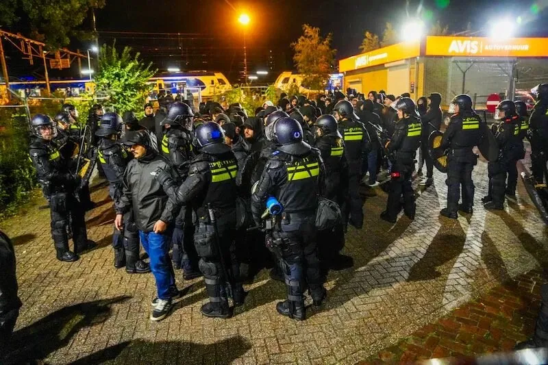 VIDEO Scandal înaintea meciului PSV – Napoli. 230 de suporteri italieni au fost arestați