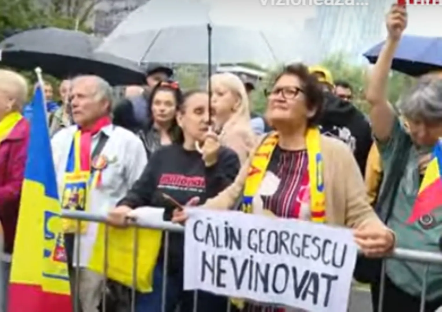 Avocatul acuzat că a lovit o femeie-jandarm cu pumnul în gât, în timpul unui protest antiguvernamental, în Capitală, a fost trimis în judecată pentru ultraj