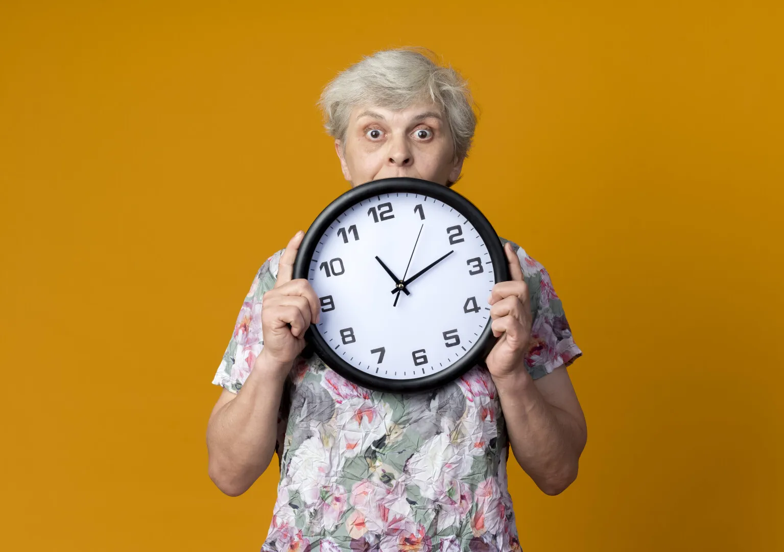 De ce simțim că timpul zboară odată cu anii din buletin: Un nou studiu arată că în creierul nostru 'se înregistrează' mai puține momente pe măsură ce îmbătrânim