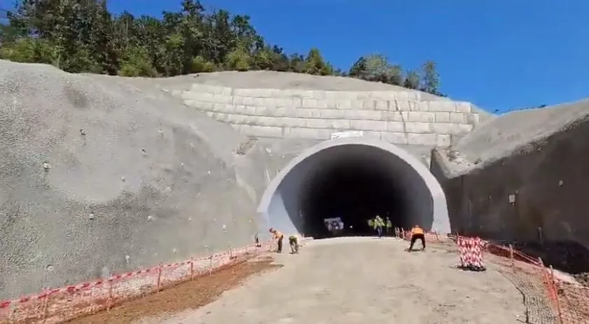 Moment istoric pe Autostrada Sibiu–Pitești: începe străpungerea unuia dintre cele mai grele tuneluri din Carpați