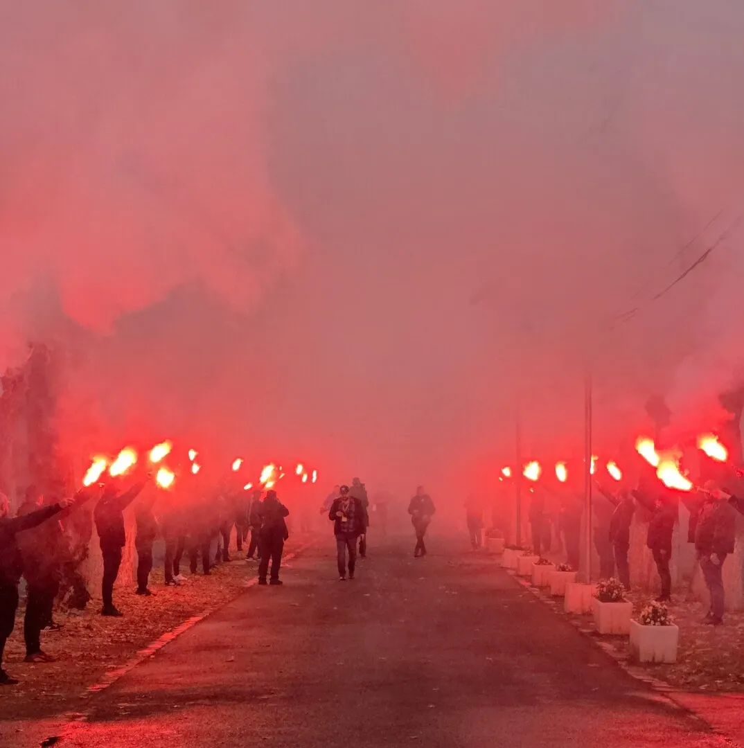 VIDEO Emeric Ienei e înmormântat cu onoruri militare: Suporterii au făcut show/ FOTO