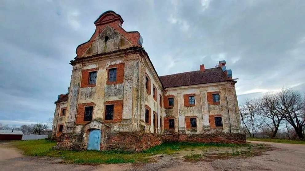 A cumpărat o mănăstire veche de 400 de ani cu doar 11 euro. Acum o va transforma în clinică stomatologică de lux