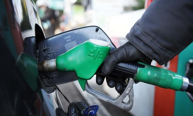 Percheziţii la o societate care vindea motorină sub eticheta de ulei autoemulsionant. Accize neplătite de aproape 4 milioane de lei